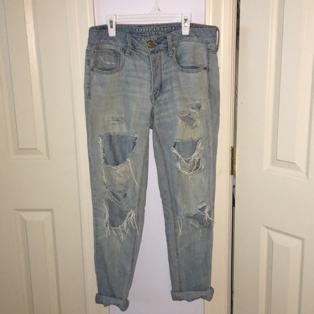 AmericanEagle light-wash Tomgirl jeans (US 2 long)